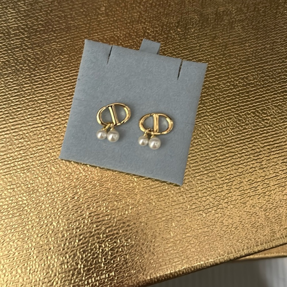 NWOT Fashion gold CD earrings with pearls